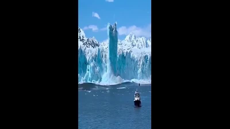 Потрясающее видео, как откалывается кусок айсберга 