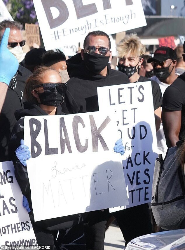 Брэд Питт присоединился к протестующим в Лос-Анджелесе