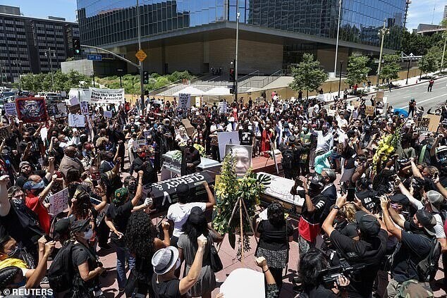 Брэд Питт присоединился к протестующим в Лос-Анджелесе