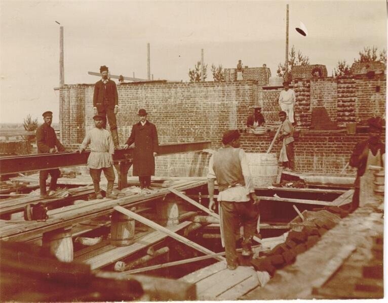 Вид на строительную площадку со строителями. 1908 г.