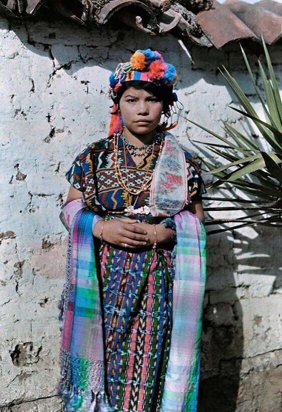 Гватемальская девушка в традиционном наряде. Jacob J. Gayer, 1926. Автохром