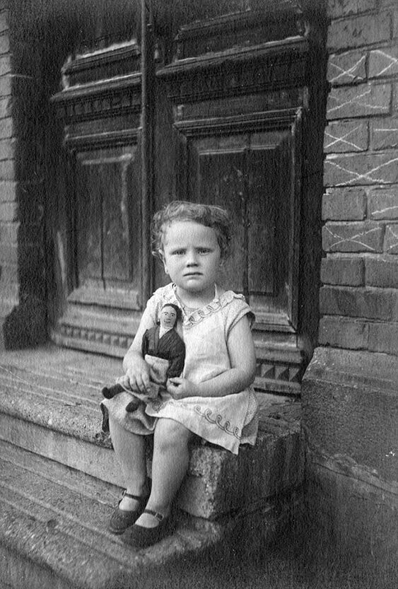 Девочка с куклой. Фото 1938 года, 