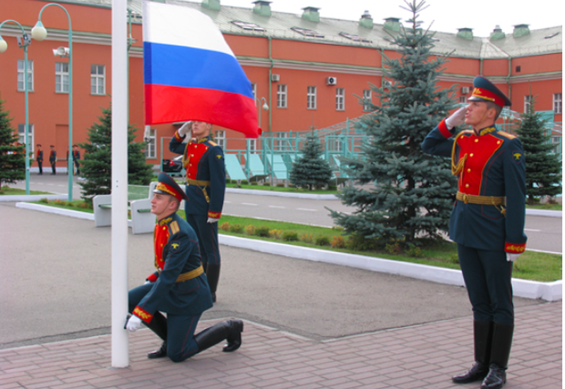 Почести флагу. Спуск государственного флага Российской Федерации в воинской части. Ритуал подъема и спуска государственного флага РФ. Поднятие государственного флага Российской Федерации воинской части. Ритуал подъема государственного флага Российской Федерации.