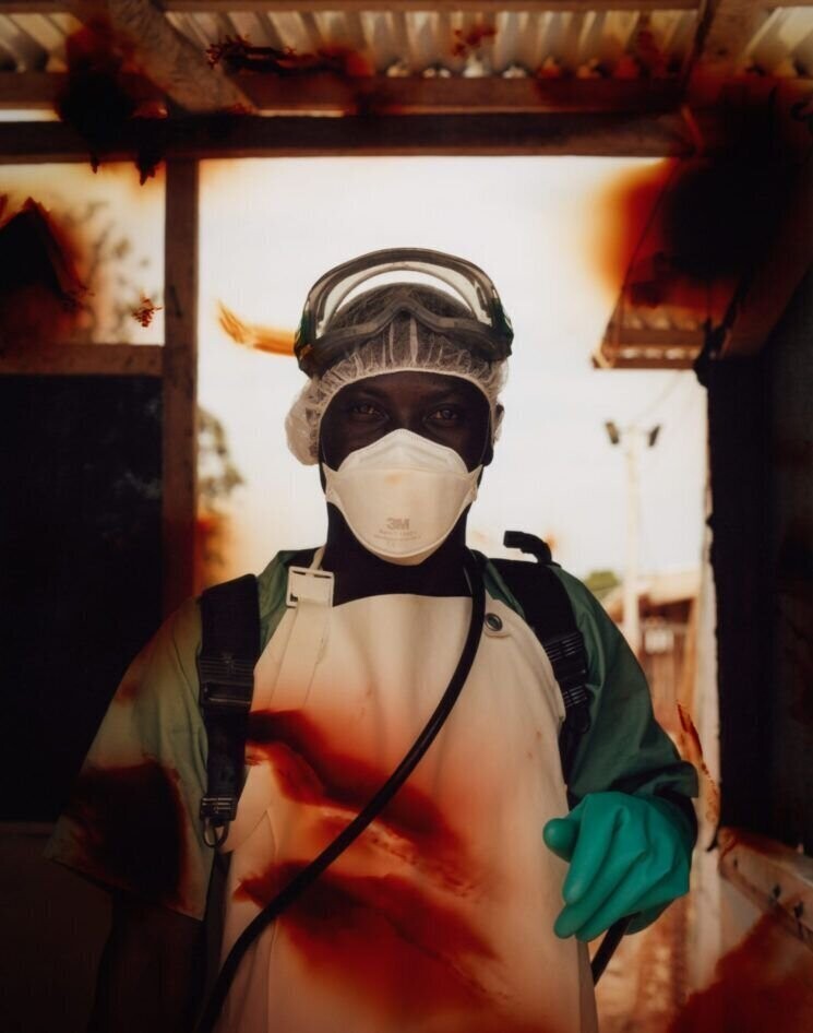 Врач во время вспышки Эболы в Северном Киву, активной зоне конфликта в Демократической Республике Конго. Хью Кинселла Каннингем, Великобритания