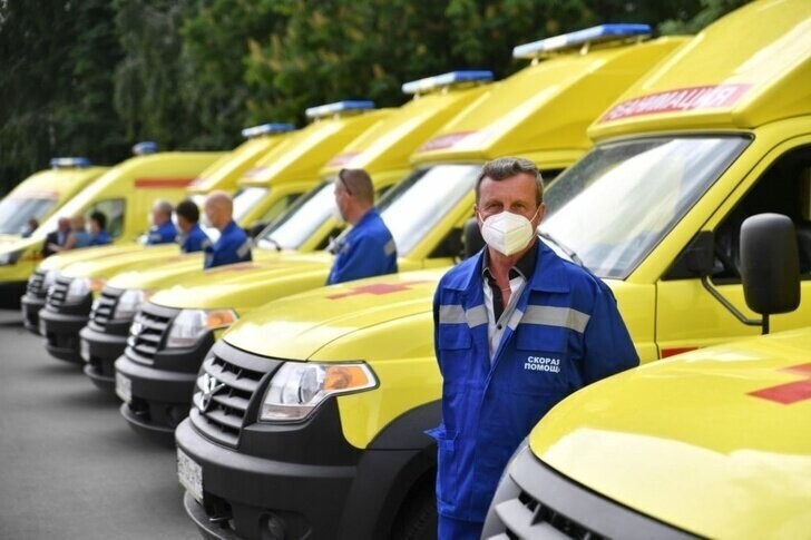 Саратовские больницы получили 13 новых реанимобилей