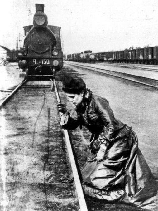 Кто на самом деле бросался под поезд как Анна Каренина