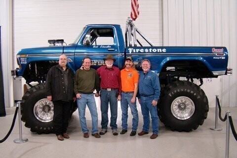 Тот самый Bigfoot №1 в International Monster Truck Museum. Его создатель Боб Чандлер — в центре