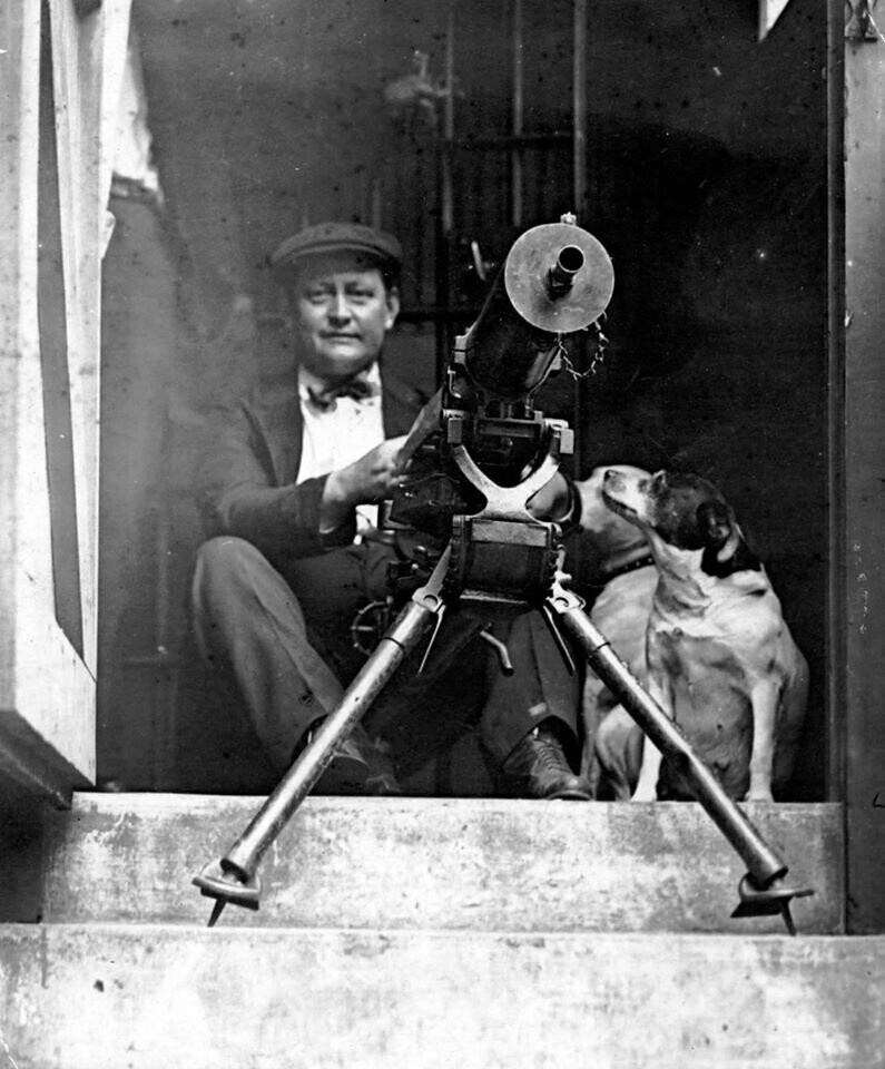 Расовый бунт в Чикаго. США. 1919 г. Мужчина на крыльце своего дома.