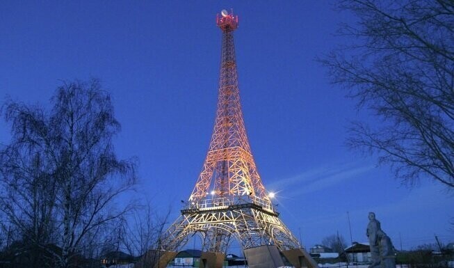 В суровой Челябинской области есть село с названием Париж, а в этом «Париже», естесственно, есть собственная Эйфелева башня.