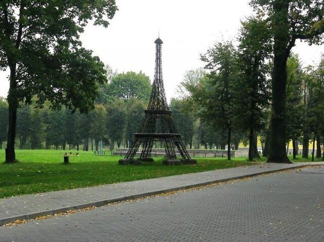 Маленькую восьмиметровую копию французской башни выстроили к 120-летию легендарной достопримечательности Парижа. Соорудили ее в парке города Гусев, что в Калининградской области. Там она и стоит по сей день.