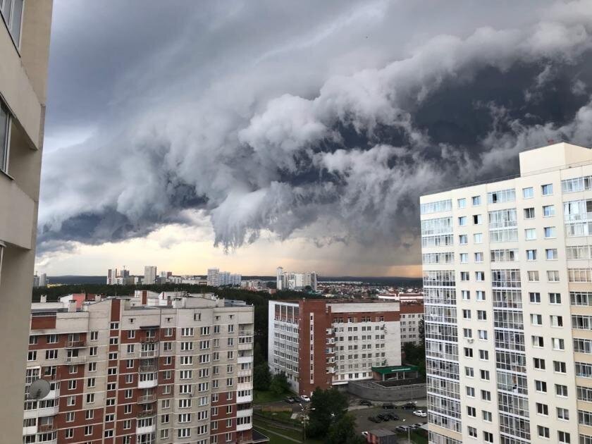 "Как цунами": удивительные и пугающие облака зависли в небе над Екатеринбургом