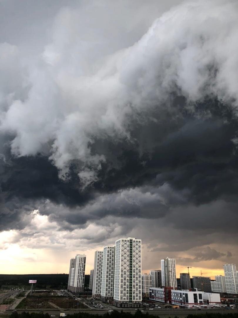 "Как цунами": удивительные и пугающие облака зависли в небе над Екатеринбургом