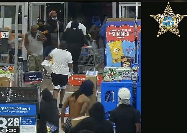 Видео: мародеры штурмуют супермаркет Walmart во Флориде