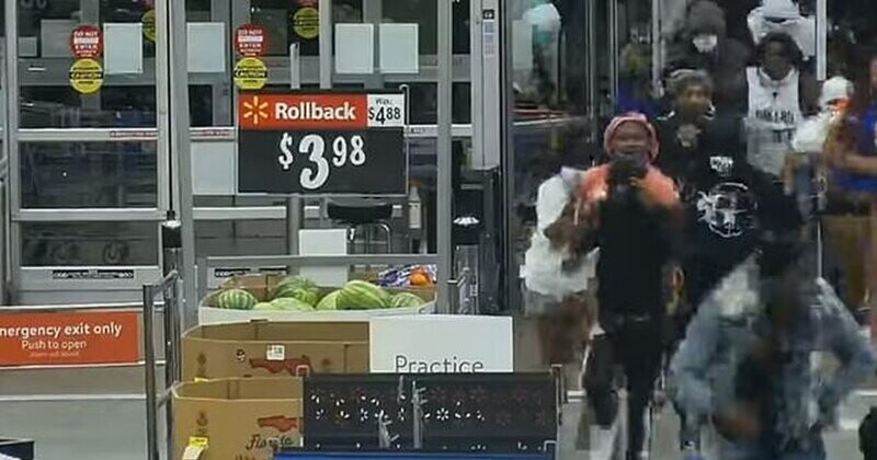 Видео: мародеры штурмуют супермаркет Walmart во Флориде