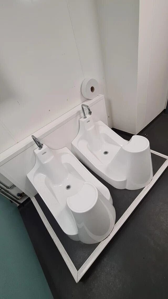 3. „Увидел это в мужском туалете в Бирмингеме. Это что-то вроде специального туалета или раковины для инвалидов?“