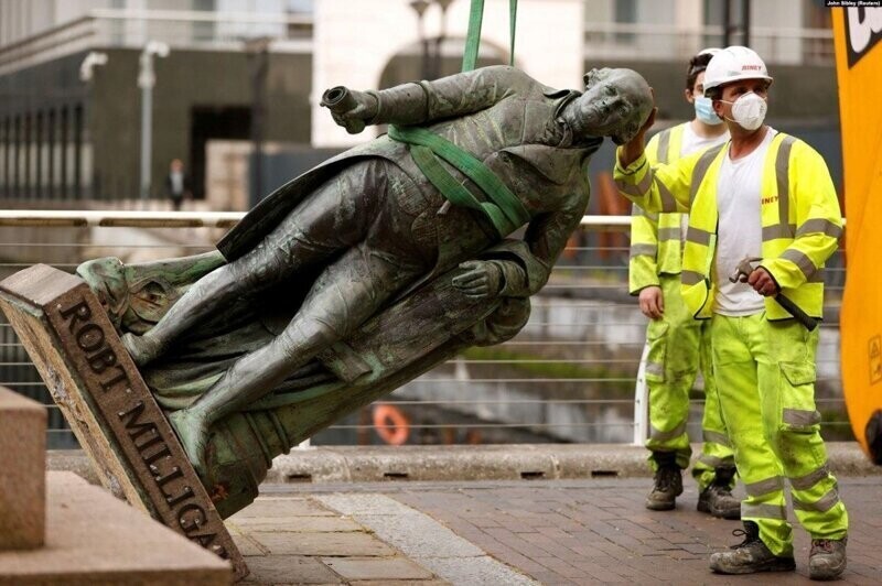 Бунтовщики сбрасывают с пьедесталов статуи рабовладельцев. Линкольн на очереди?