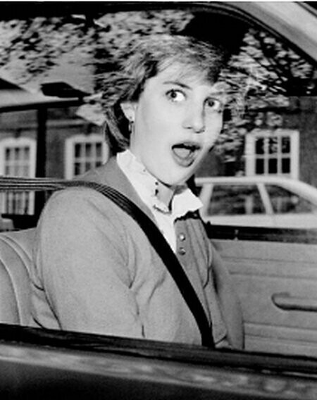 Леди Диана Спенсер в своей машине за несколько дней до того, как было объявлено о ее помолвке с принцем Чарльзом.