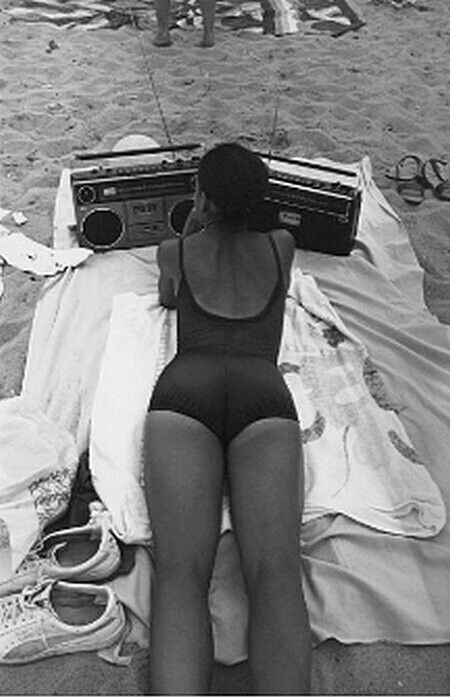 Женщина слушает музыку на пляже в Нью-Йорке, 2 августа 1980 года.
