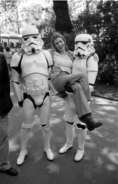 Актриса Кэрри Фишер со штурмовиками, 19 мая 1980 года.
