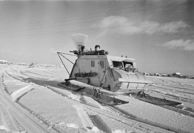 Доставка боеприпасов на аэросанях. СССР, 1942