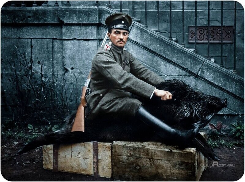 Немецкий офицер ВВС позирует на мертвом кабане. Западный фронт, 1918 г.(современный цвет)