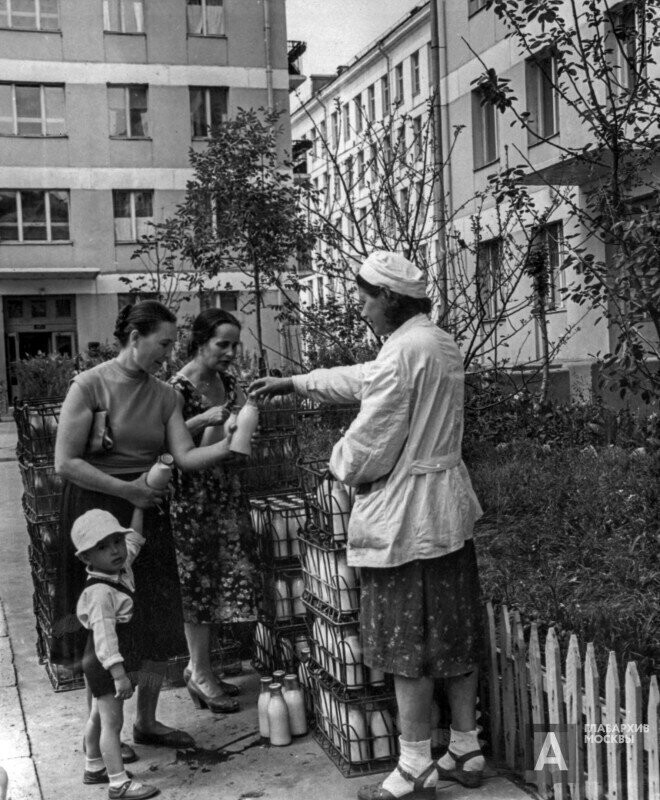 Продажа молока в жилом районе Москвы. 1960