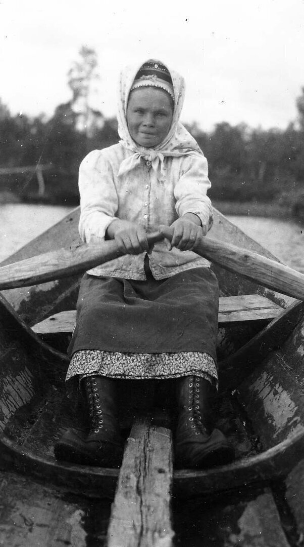 Вот взять эту женщину-саами, гребущую в лодке, сфотографированную в начале прошлого века.