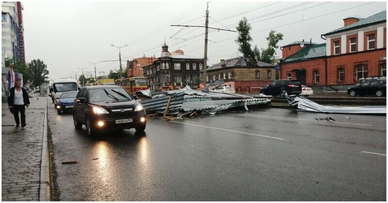 Ураганный ветер сорвал кровлю с торгового центра в Барнауле