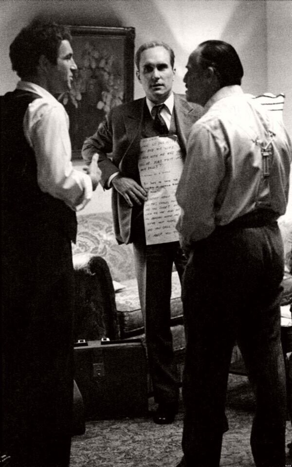Роберт Дюваль держит текст Марлона Брандо на съемках "Крестного отца", 1971 год, США