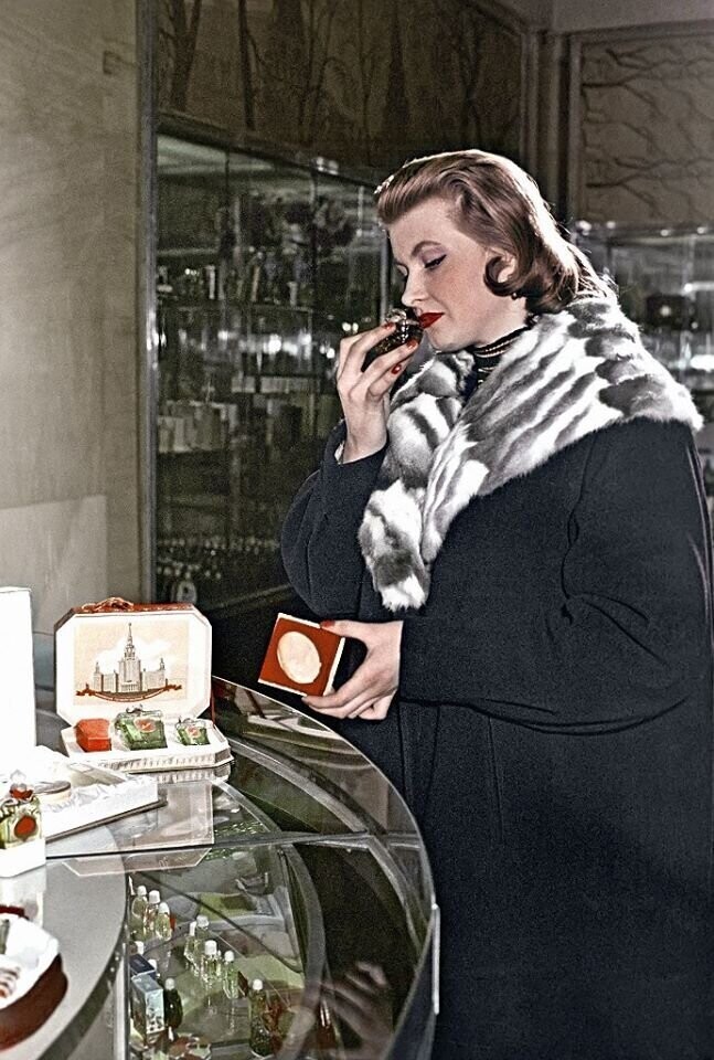 Москва, декабрь 1958 год.  Покупательница у прилавка парфюмерного магазина в Охотном Ряду выбирает духи. В. Малышев