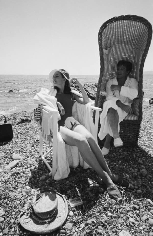 Одри Хепберн и Альберт Финни отдыхают во время съемок фильма «Два для дороги» 1967-е ...