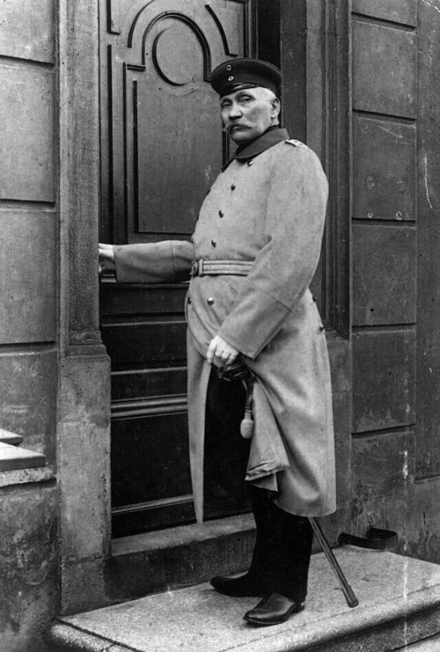 Вильгельм Фогт — аферист, захвативший кассу города Кёпеника в 1906 году с помощью военной формы, Германская империя