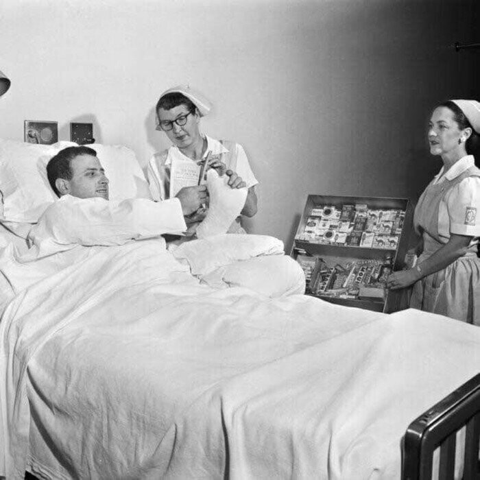 Покупка сигарет в больничной палате. 1950-е годы