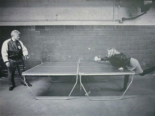 Билл и Хиллари Клинтон играют в пинг-понг.