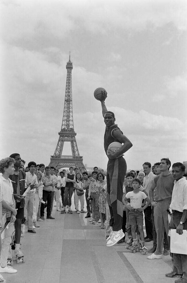 Майкл Джордан в Париже, 1985 год.