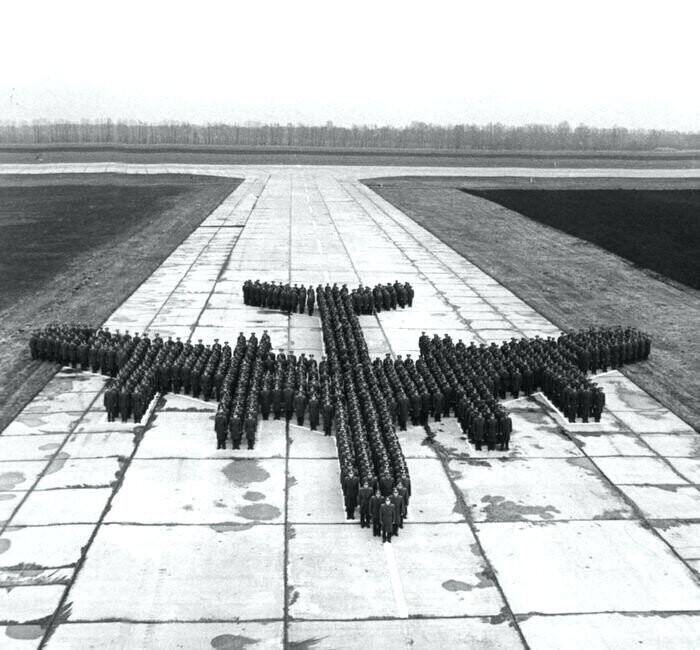 Военные выстроились на взлетной полосе в форме самолета, 1980 год