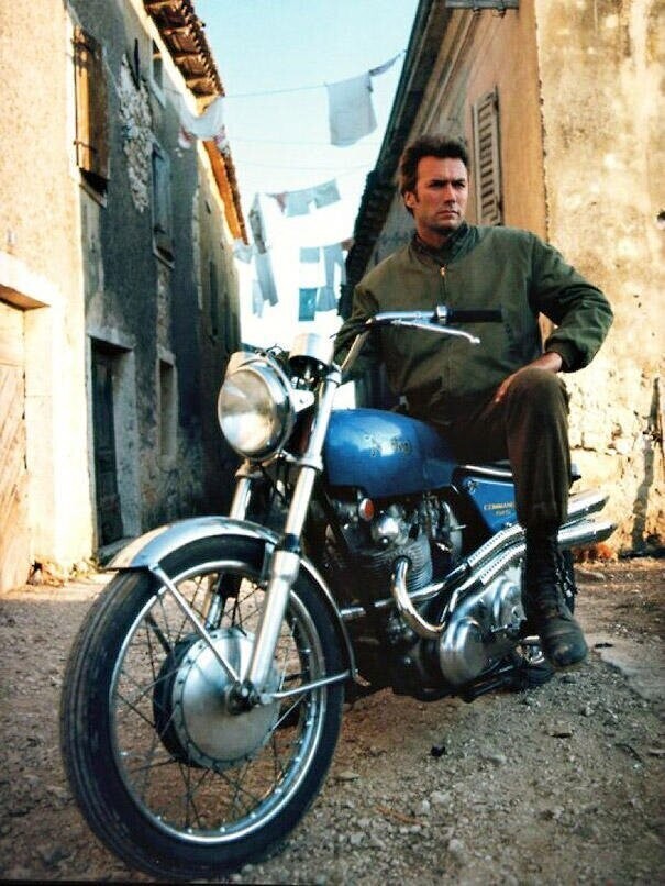 10. Немногословный герой боевиков и вестернов Клинт Иствуд часто появлялся в 60-е и 70-е годы в рекламе автомобилей и мотоциклов, которые поддерживали и без того яркий образ «крутого парня». 