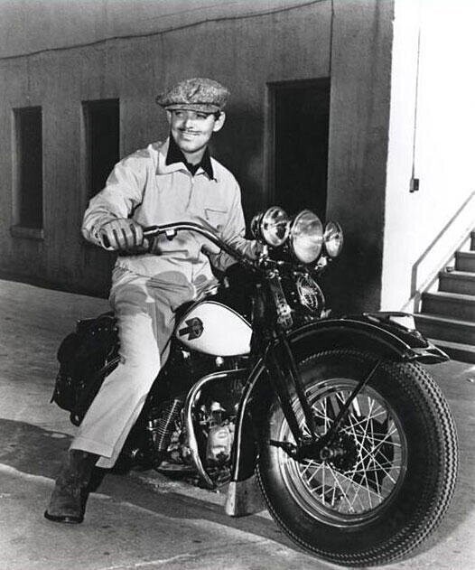 20. Секс-символ 1930—1940-х годов, носивший прозвище «Король Голливуда», Кларк Гейбл, был буквально одержим мотоциклами. 
