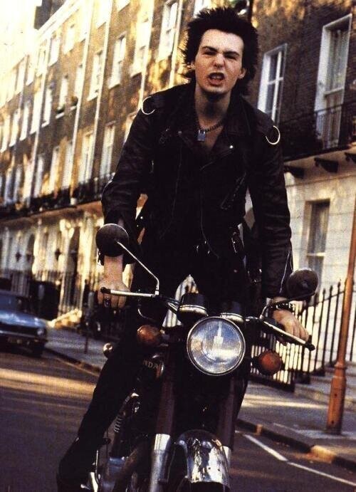 6. Сид Вишес, легенда панк-рока и по совместительству бас-гитарист группы Sex Pistols. Сид любил езду на мотоцикле так сильно, что снялся со своим «железным конем» в клипе «C'mon Everybody». 