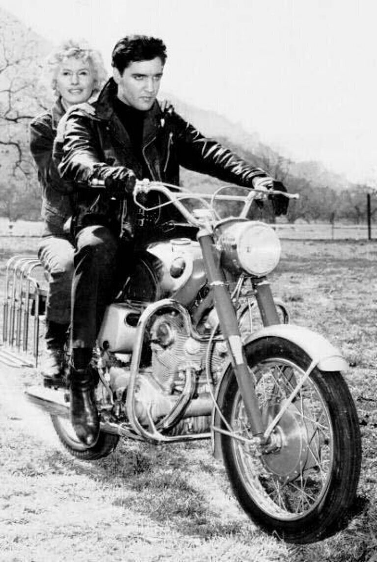 15. Элвис был фанатом мотоциклов. На фото он вместе с Барбарой Стэнвик во время съемки одного из фильмов.