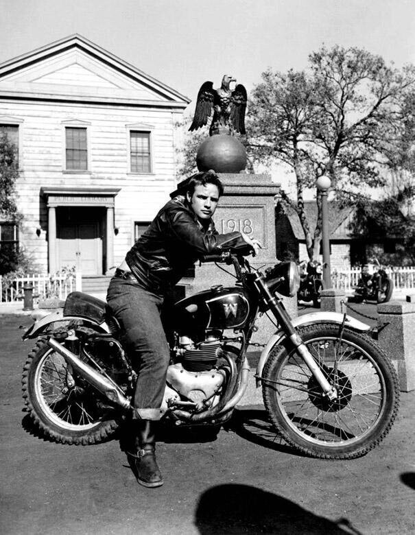 1. Марлон Брандо увлекся мотоциклами задолго до того, как стал всемирно известным. Он любил ездить по пустому Нью-Йорку на рассвете.