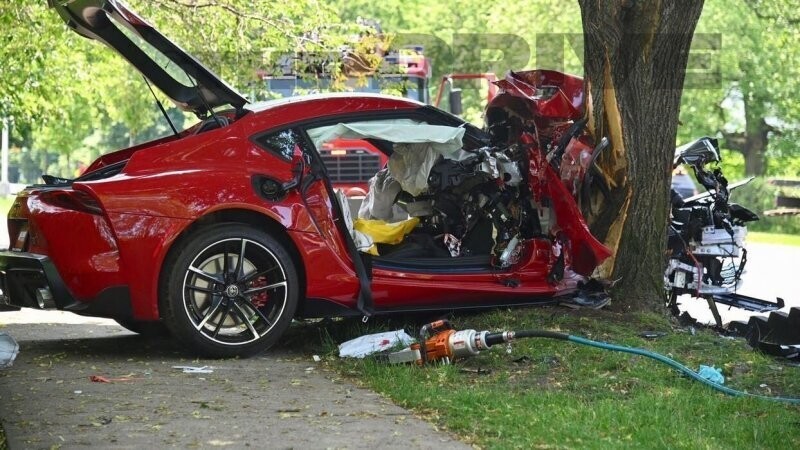 Водитель абсолютно новой Toyota Supra врезался в дерево во время тест-драйва