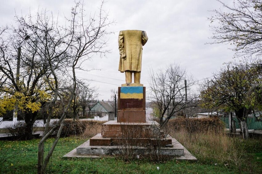 Как сносили памятники Ленину на Украине