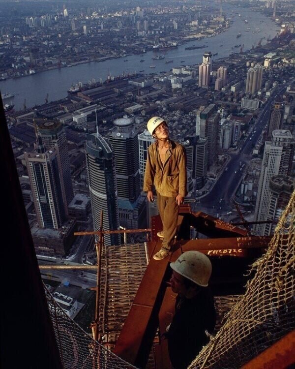 Строительные рабочие на 87-м этаже башни Цзиньмао в Шанхае, 1997 год