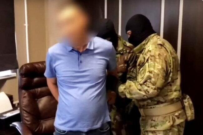 В Крыму задержан чиновник, который будучи  уволенным, продолжал ходить на работу