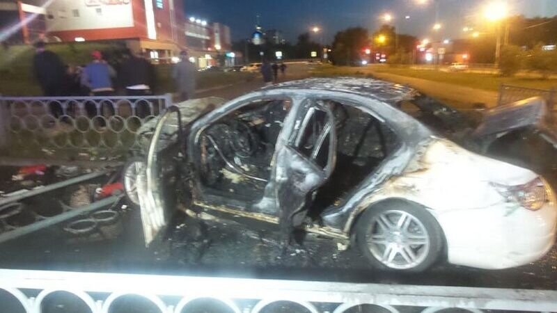 Авария дня. В результате ДТП в Екатеринбурге сгорел "Мерседес"