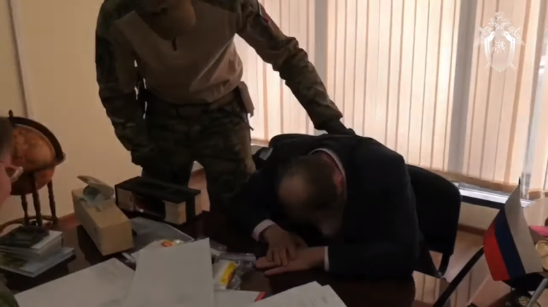 Иркутский чиновник попытался сбежать от силовиков, но далеко не ушел