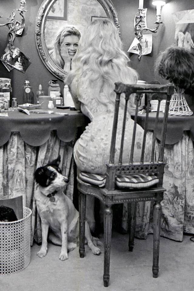 Бриджит Бардо со своей собакой Гуапой дома в Париже в 1958 году