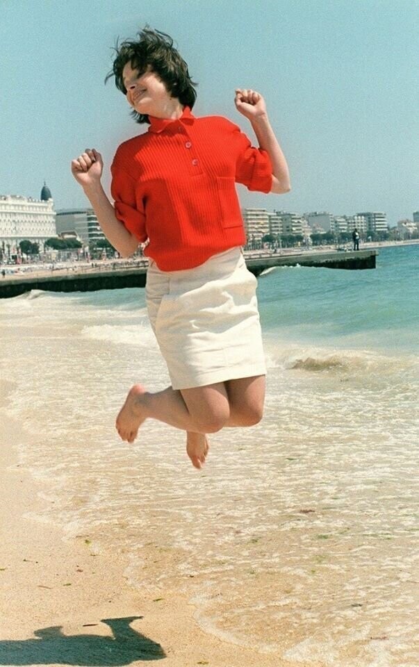 Жюльетт Бинош на пляже в Каннах, 1985 год.