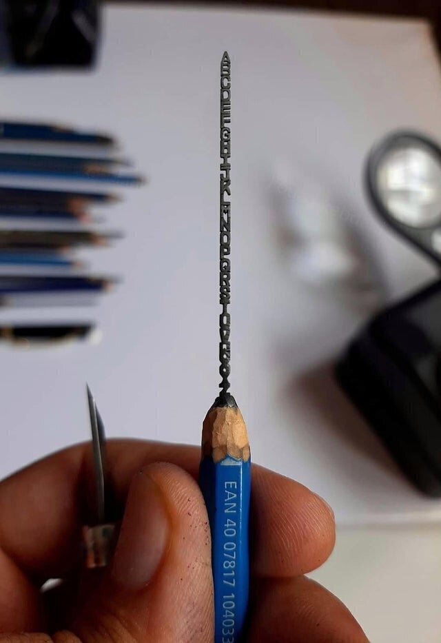 Алфавит на стержне карандаша